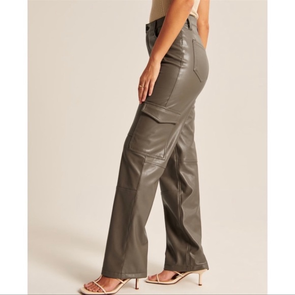 Abercrombie & Fitch Curve Love Vegan Leather Cargo 90s Relaxed Pant - Picture 3 of 8